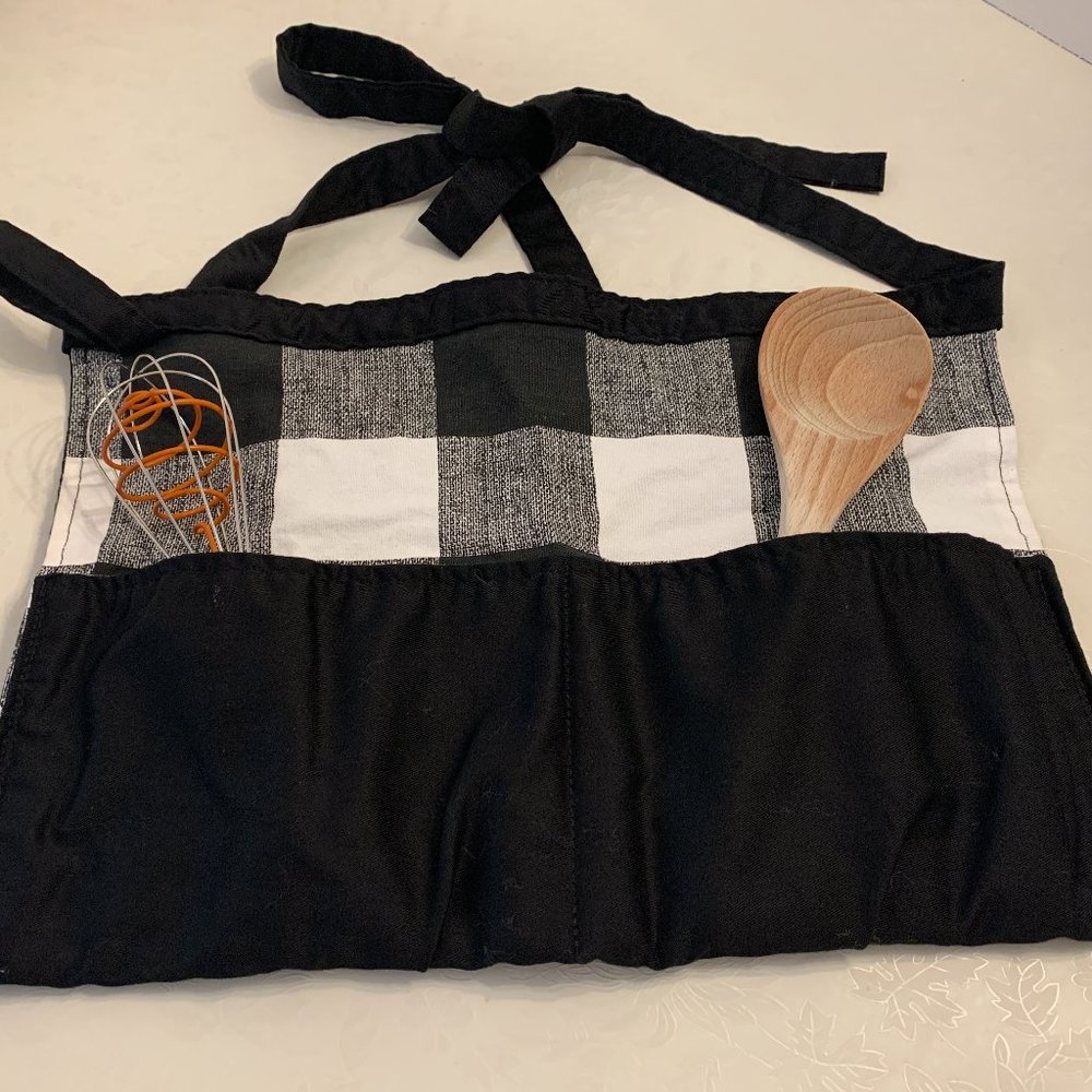 Reversible apron with pockets